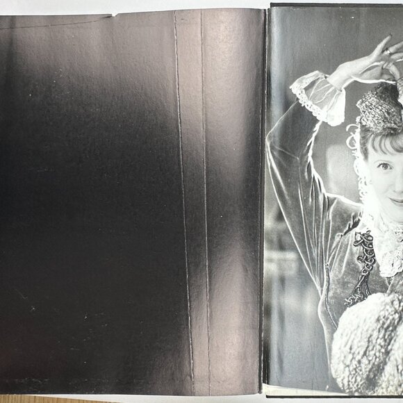 Performance: Richard Avedon Photography by Mitsuko Lahr, John Gregory - Picture 9 of 9